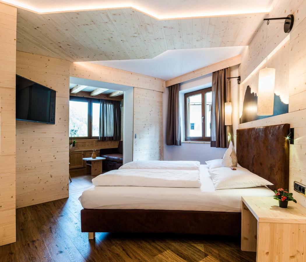 Garni Hotel And Apartments Wildbach Selva di Val Gardena Extérieur photo