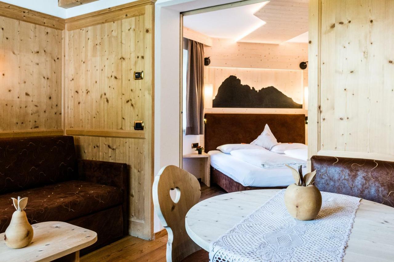 Garni Hotel And Apartments Wildbach Selva di Val Gardena Extérieur photo
